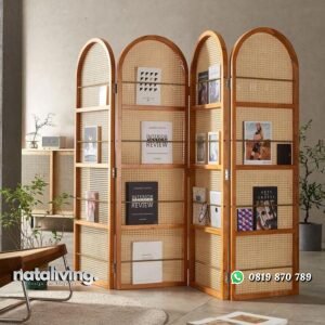 Sketsel rotan rangka kayu jati terbaru penyekat ruangan dengan rak buku nataliving furniture