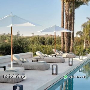 Kursi lonjer rotan sintetis full bantalan bangku kolam renang nataliving furniture