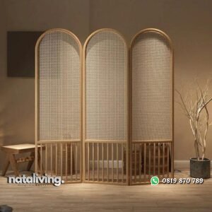 Sketsel kayu jati kombinasi rotan alami penyekat ruangan modern nataliving furniture